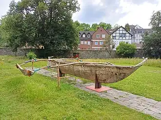 Einbaum-Boot aus Mangoholz vom Strand bei Mombasa, Künstler: Rainer Junghanns (2024)
