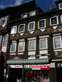 Markt 17: Die Inschrift nimmt auf die in Einbeck verstorbenen Menschen Bezug.