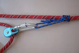 Zweite Umlenkrolle an Prusikschlinge (Last rechts, Zugseil nach links unten) Zugkraft 1:3