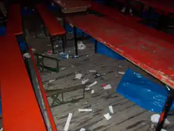 Im Festzeltboden eingebrochener Tisch auf dem Bad Dürkheimer Wurstmarkt 2024. Trotz Verwendung eines entsprechenden Schwerlastbodens kann es zu Beschädigungen kommen.