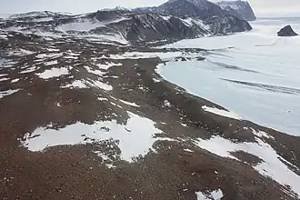 Tarn Flat (Vordergrund), Reeves-Gletscher und Olson-Nunatak (rechts) sowie Mount Janetschek (Hintergrund)