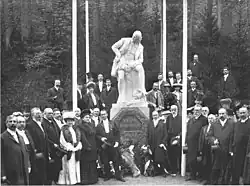 Foto von der Einweihung des Shakespeare-Denkmals im Park an der Ilm in Weimar am 23. April 1904 mit 45 Personen