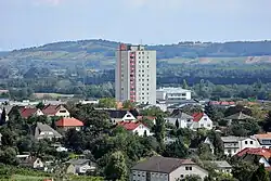 Eisenstadts einziges Hochhaus aus 1971, mit 17 Stöcken und 51 m Höhe bis heute das höchste des Burgenlands und umstritten[16]