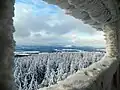 Winter auf der Platte im Steinwald. Blick von der vereisten Plattform des Oberpfalzturms