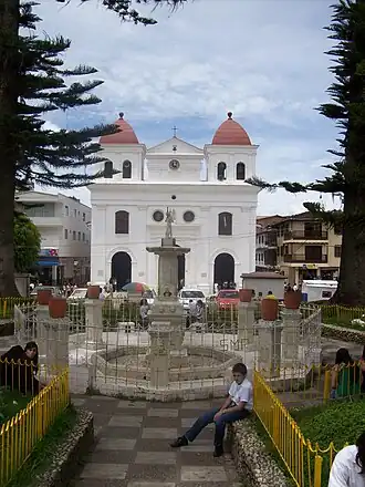 Brunnen und Kirche Nuestra Señora del Rosario de Chiquinquirá