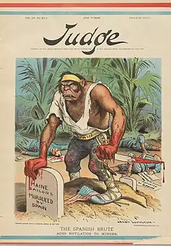 »The Spanish Brute adds mutilation to murder«, Titelblatt von Judge (9. Juli 1898) Ein »typischer Spanier« dargestellt als haarige Bestie, ähnlich einem Gorilla, mit einem blutbefleckten Messer und im Hintergrund ein ermordeter Matrose der Maine, mit Plakaten von ›verstümmeltem Soldaten‹.
