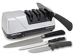 Elektrisches Schärf­gerät mit drei Schleif­stufen, mit Schleif­körpern aus Diamant