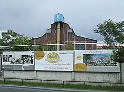 Das noch unsanierte Kesselhaus mit Plakatwerbung der Menolly-Investition, 2006