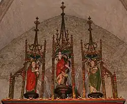 Der sogenannte „Auszug“ mit geschnitzten Figuren, die die Heiligen Barbara, Christophorus und Genovefa zeigen[9]