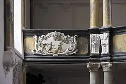 Relief an der Orgelempore