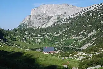 Elmsee mit Pühringerhütte, im Hintergrund der Salzofen