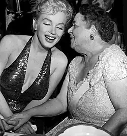 Marilyn Monroe mit Elsa Maxwell beim „April in Paris Ball“ 1957
