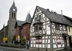 Haus Loer im Vordergrund, daneben Pfarrhaus und Pfarrkirche