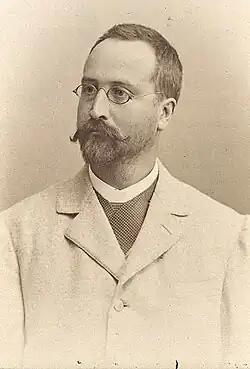 Emil Heinricher mit Brille, Schnurrbart und in hellem Anzug.