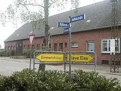 Wegweiser nach Kleve und Emmerich
