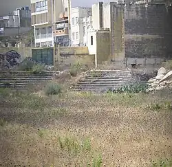 Die frühere Spielfläche ist mittlerweile von Unkraut überzogen