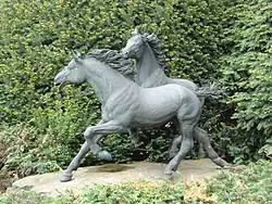 Skulptur von zwei Emscherbrücher Wildpferden vor dem Eingang der Heitkamp Bauholding