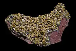 Endlichit auf Descloizit (schwarz) aus Touissit, Marokko