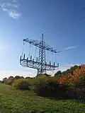 Endmast für zwei 220-kV-Stromkreise. Diese enden heute nicht mehr im Umspannwerk, sondern führen als Erdkabel an ihm vorbei