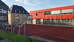 Kleinspielfeld und das neue Schulgebäude im Jahr 2021