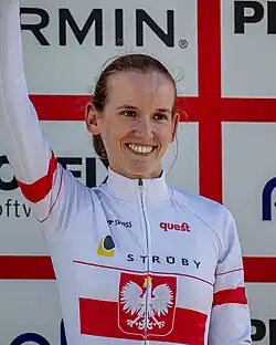 Paula Gorycka bei einer Siegerehrung des Swiss Bike Cup 2022
