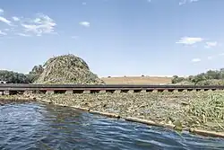 Ein Haufen entnommenes Kraut am Ufer der Recknitz