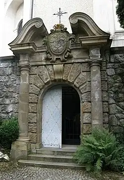 Eingangsportal zur Hohenberg-Familiengruft an der Nordseite von Schloss und Pfarrkirche