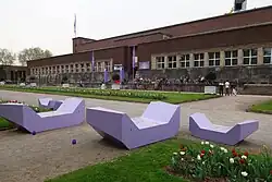 Lila Bänke anlässlich der Quadriennale Düsseldorf 2014