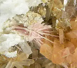 Eosphorit (prismatisch orange) und Väyrynenit (nadelig rosa) aus Chamachhu am Haramosh, Nordgebiete, Pakistan (Gesamtgröße: 4,1 cm × 2,7 cm × 2,6 cm)