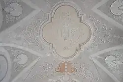 Deckenstuck im Langhaus, Monogramm IHS