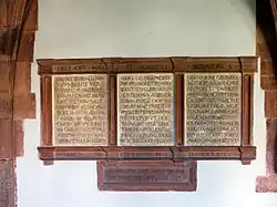 Den Epitaph für Jakob Meyer zum Hirzen (1473–1541), Johannes Oekolampadius und Simon Grynaeus ziert eine lateinische Grabschrift in klassischer Antiqua im Sinne des Humanismus. In deutscher Schrift steht darunter ein reformatorischer Spruch: «So ehr/guot/kunst, hülffend in noth, wer keiner von den dreyen todt». («Könnten die Ehre, die sie erworben, das Gute, das sie getan, und die Kunstfertigkeit, das Können, das sie bewiesen haben, in der Not helfen, dann wäre keiner von diesen dreien tot».)