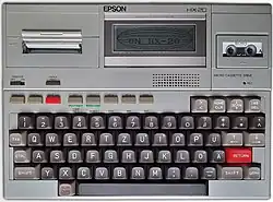 Frontalansicht des Epson HX-20 mit Deutscher Tastatur