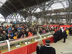 10-Meter-Torte zur Eröffnung, im Hauptbahnhof (14. Dezember 2013)