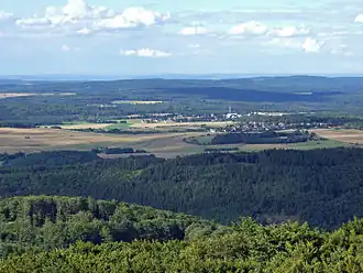 Blick vom Pferdskopfturm nordostwärts über Merzhausen und die Erdfunkstelle Usingen (Sendeturm) hinweg zum Hausberg (485,7 m; rechter Rand), Hesselberg (518 m; mittig rechts) und Donnerskopf (mittig links; mit zu erahnendem Sendeturm)