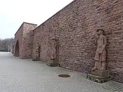 Sechs Arbeiter-Statuen von Alfred Vocke aus dem Jahr 1934 an der alten Stadionmauer (März 2016)