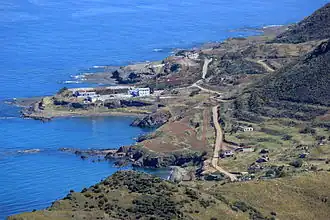 Blick auf den verlassenen Ort und türkische Militäreinrichtungen