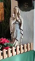Aus der Flut gerettete Marienstatue, am Rande der Weihnachtskrippe in der Dorfkirche