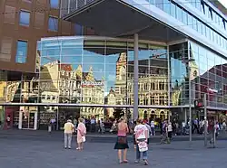 … mit Blick auf das integrierte Buchhaus Hugendubel