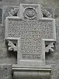 Gedenkkreuz von 1917 in der Kirchenwand