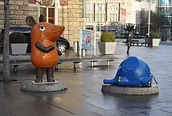 Maus und Elefant auf dem Anger