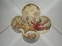 Deckenfresko in der Vierung 2002 (links) und 2016 (rechts): Das Deckenfresko wurde ebenfalls dem schlichten Stil der Kirche angeglichen und hat durch das Überziehen mit einem Grauschleier seine farbenfrohe, barocke Erscheinung verloren.