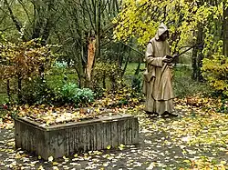 Die Erinnerungsstätte besteht aus einer 2,20 Meter großen Bronze-Statue und einem Modell der Kartause.