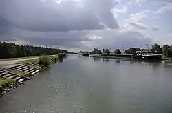 Schleusenvorhafen Kriegenbrunn mit zwei Gütermotorschiffen