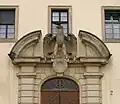 Entnazifizierter Reichsadler mit herausgemeißeltem Hakenkreuz über dem Eingang des Amtsgerichts Erlangen