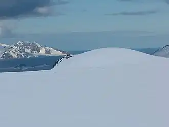 Erma Knoll; links im Hintergrund: Half Moon Island (vorn) und Greenwich Island (hinten)