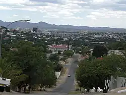 Mediclinic in Windhoek-Eros Park, Namibia (Gebäude mit rotem Dach in der Bildmitte)