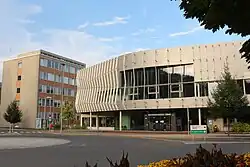 Erzherzog-Johann-Trakt, links das Metallurgiegebäude