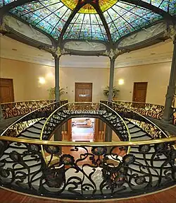 Stimmung: Far­bi­ge Glas­kuppel über dem Foyer eines Hotels