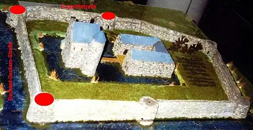 Modell der Eschweiler Burg im 14. Jh. Die heutigen Straßen und drei verbleibenden Türme sind rot markiert.