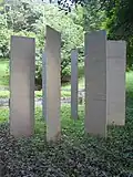 Estructura como vegetal von Carlos Cruz-Diez (Venezuela), Beton mit Bepflanzung (3,0×20,0×10,0m)
